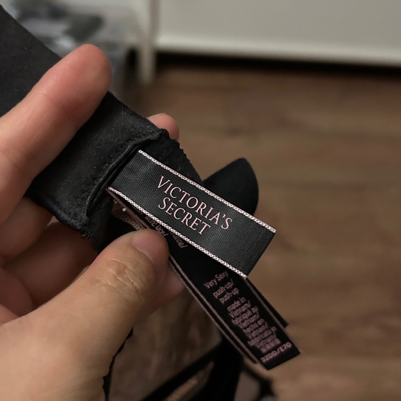 2 Victoria's Secret bras, size 32DD - Picture 6 of 7